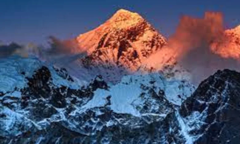 pakistani climber naila — Pakistani climber Naila Kiani successfully summits Cho Oyu